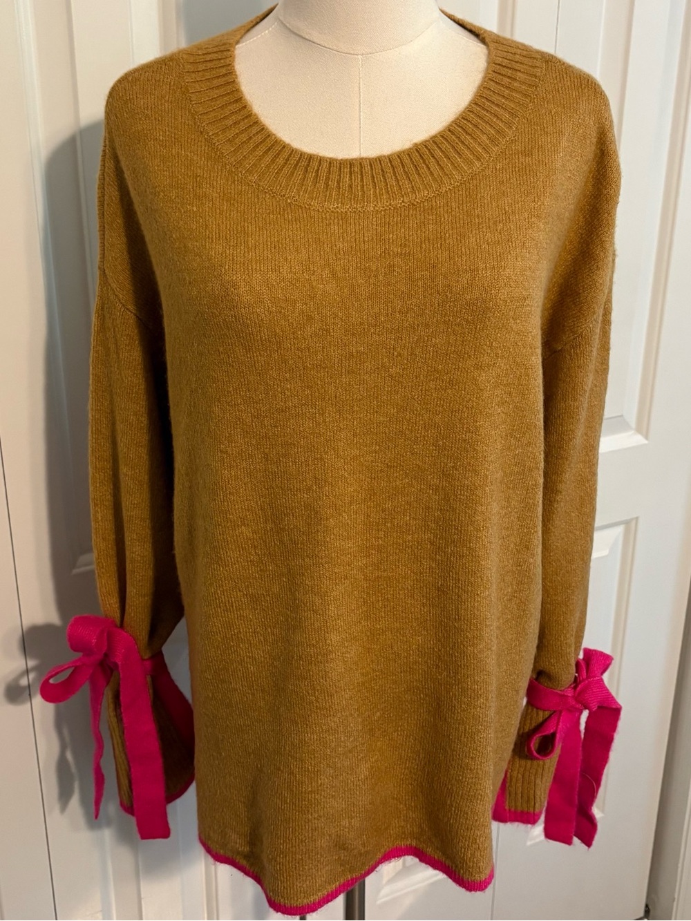 CROWN & IVY, High-Low Camel Sweater with Hot Pink Trim, Size OX, NWT
